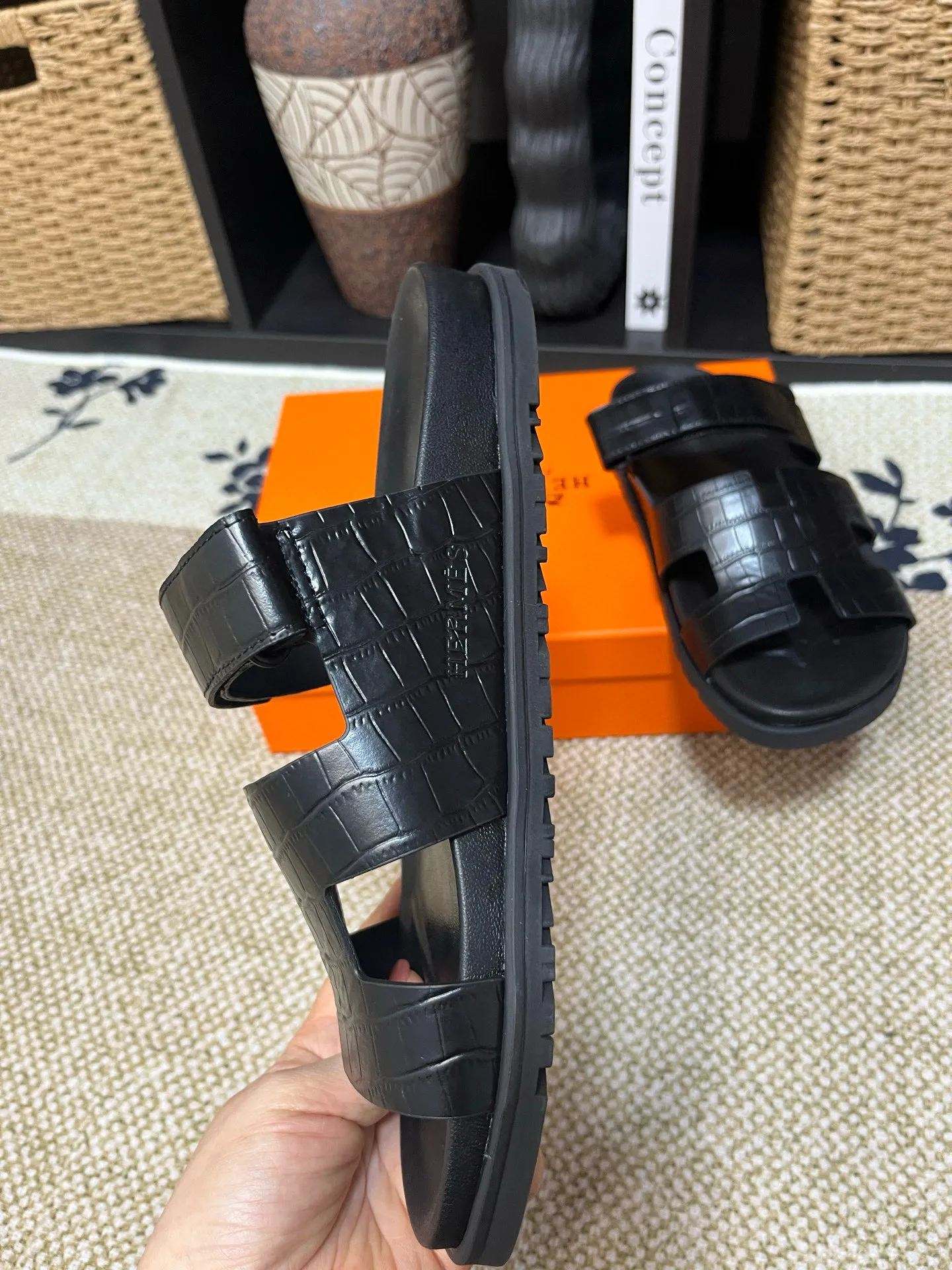 P300 Long-term stock Hermes men’s Kazimir slippers for couples - top quality woven calfskin functional sandals with intertwined uppers inspired by the “H” iconic pattern to create a casual look, perfect for summer. Imported cowhide + cowhide lining + TUP outsole Size: 35-46